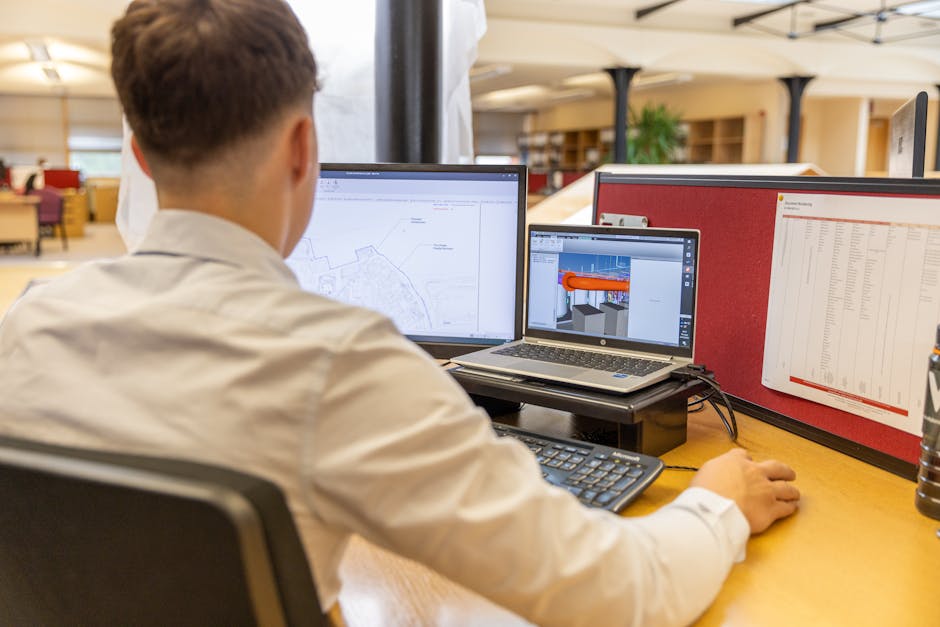 Inženjer radi na CAD dizajnu na dvostrukim monitorima.